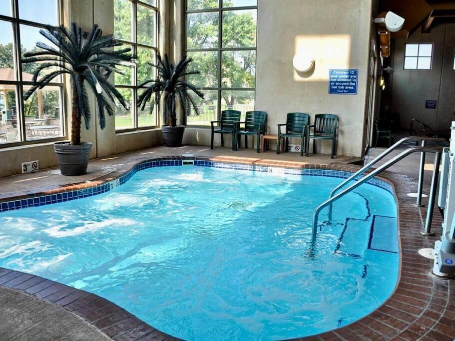 Boho Bungalow On The Pond W/ Hot Tub Arnolds Park Extérieur photo