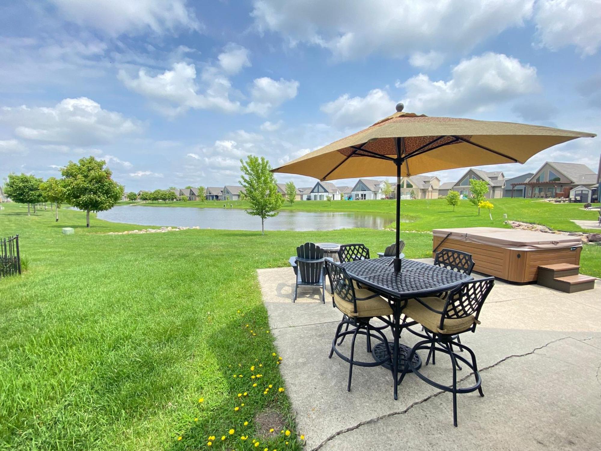 Boho Bungalow On The Pond W/ Hot Tub Arnolds Park Extérieur photo