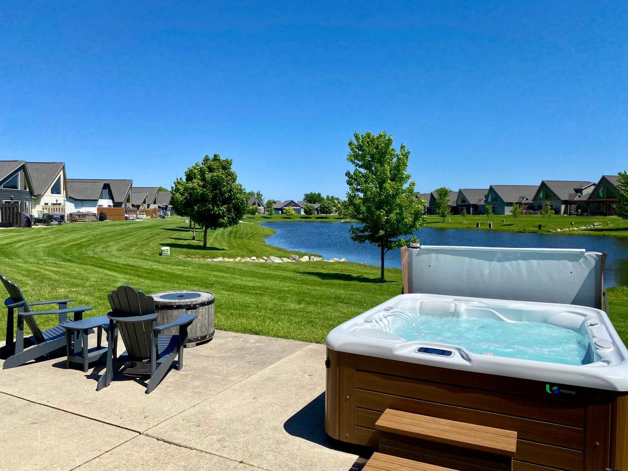 Boho Bungalow On The Pond W/ Hot Tub Arnolds Park Extérieur photo