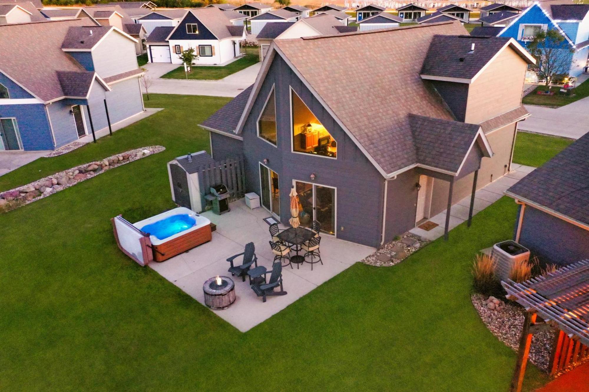 Boho Bungalow On The Pond W/ Hot Tub Arnolds Park Extérieur photo